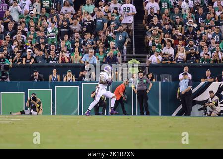 Philadelphia, PA, USA. 19. September 2022. Minnesota Vikings Tight End IRV SMITH JR. (84) in Aktion während eines zweiwöchigen Spiels zwischen den Philadelphia Eagles und den Minnesota Vikings Montag, 19. September 2022; im Lincoln Financial Field in Philadelphia, PA. (Bild: © Saquan Stimpson/ZUMA Press Wire) Stockfoto