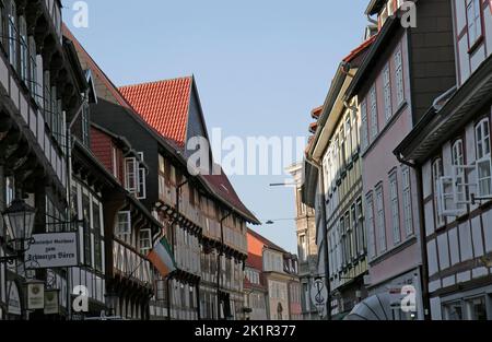 GÖTTINGEN, DEUTSCHLAND-MÄRZ 29: Alte Gebäude und Geschäftsschilder in der Altstadt.März 29,2014 in Göttingen, Deutschland Stockfoto