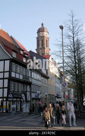 GÖTTINGEN, DEUTSCHLAND-MÄRZ 29:Unidentifizierte warten auf grünes Licht, um die Straßenschilder in der Altstadt zu überqueren.März 29,2014 in Göttingen, Deutschland Stockfoto