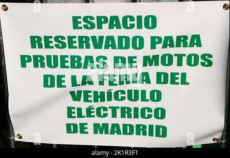 Grüner Schriftzug auf weißem Hintergrund Schild reservierter Platz für Motorräder Madrid Electric Vehicle Trade Fair September 2022 Plaza de Colon Madrid Spanien Stockfoto