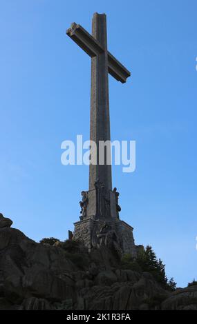 Valle de Los Caidos (Tal der Gefallenen) großes Steinkreuz im starken Sonnenlicht Madrid Spanien Stockfoto