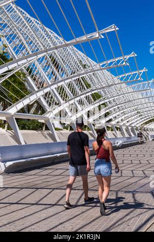 Ein Paar, das im September in der Stadt der Künste und Wissenschaften in Valencia, Spanien, durch die Gärten von L'Umbracle und die Umbracle-Gärten mit Baldachin und Schatten geht Stockfoto