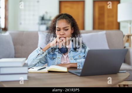 African American mit Computern und Notebooks online Stockfoto