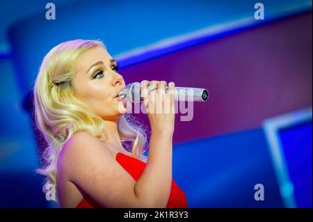 Die walisische Sängerin Katherine Jenkins singt auf der Bühne des Llangollen International Musical Eisteddfod in Llangollen, Nordwales, Großbritannien Stockfoto