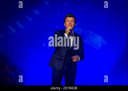 Der Sänger Rick Astley tritt live im Llangollen International Musical Eisteddfod in Llangollen, North Wales, Großbritannien, auf Stockfoto