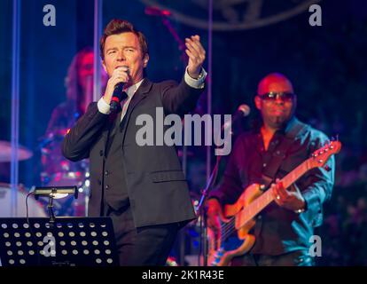 Der Sänger Rick Astley tritt live im Llangollen International Musical Eisteddfod in Llangollen, North Wales, Großbritannien, auf Stockfoto