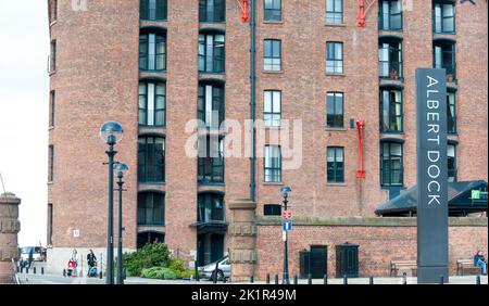 Ein umgebautes Lagerhaus am Dock von Albert Dock in Liverpool, Merseyside, Großbritannien Stockfoto