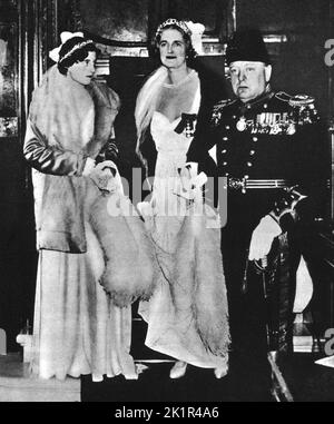 Winston Churchill mit seiner Frau Clementine und seiner Tochter Sarah ging zu einem Empfang im Buckingham Palace. May11. 1933 Stockfoto