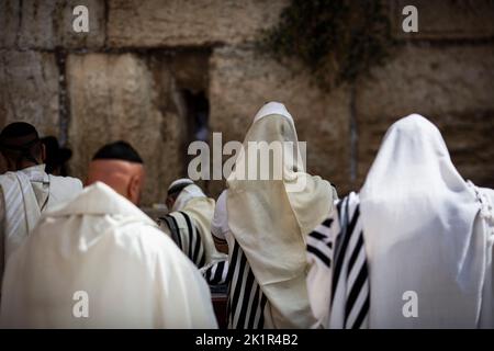 Jerusalem, Israel. 20. September 2022. Ultra-orthodoxe Juden beten vor dem Jüdischen Neujahr (Rosh Hashanah) an der Westmauer, das in diesem Jahr zwischen dem 25. Und 27. September gefeiert wird. Quelle: Ilia Yefimovich/dpa/Alamy Live News Stockfoto