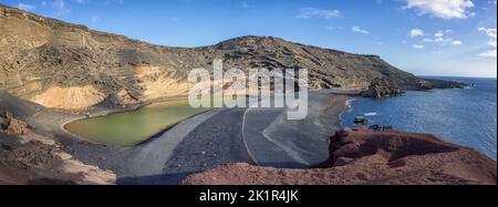 Der Charco de los Clicos (Charco Verde) oder Green Lake, ein grüner Binnensee in der Nähe von El Golfo auf der Insel Lanzarote, Spanien. Die grüne Farbe wird verursacht Stockfoto
