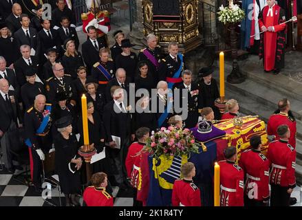 (Vordere Reihe von links nach rechts) Prinzessin Beatrix der Niederlande, Königin Maxima der Niederlande, König Willem-Alexander, Königin Silvia von Schweden, König Carl Gustaf von Schweden, Kronprinz Friedrich von Dänemark, Königin Margrethe II. Von Dänemark (zweite Reihe von links nach rechts) König Harald von Norwegen, Königin Sonja von Norwegen, Königin Sofia von Spanien, König Juan Carlos von Spanien, Königin Letizia von Spanien, König von Spanien, (dritte Reihe von links nach rechts) Zar Simeon von Bulgarien, Prinzessin Charlene von Monaco, Prinz Albert von Monaco, Großherzogin Maria Teresa von Luxemburg, Großherzog Henri von Luxemburg, Königin Mathilde o Stockfoto