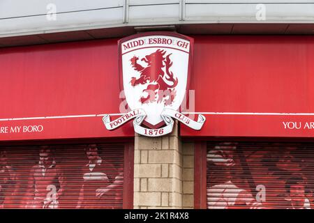 Das Riverside Stadium, Heimstadion des Middlesbrough Football Club, England, Großbritannien. Nahaufnahme des Vereinsabzeichens Stockfoto