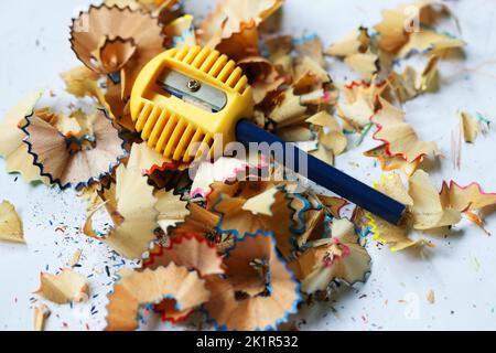 Bleistiftmuster und auf weißem Hintergrund schärfen Stockfoto