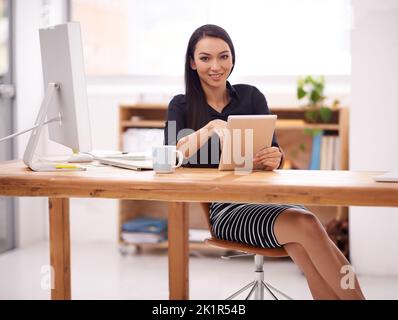 Leben in einer Unternehmenswelt. Eine junge Geschäftsfrau in ihrem Büro. Stockfoto