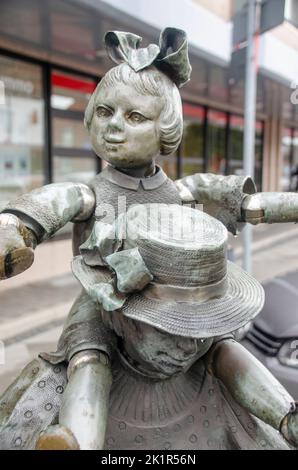 Aachen April 2021: Eine schöne Skulptur im Aachener Markenviertel. Mit Kind und Kegel. Aus Bronze stammt der Aachener Bonifatius Stirnberg Stockfoto