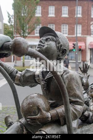 Aachen April 2021: Eine schöne Skulptur im Aachener Markenviertel. Mit Kind und Kegel. Aus Bronze stammt der Aachener Bonifatius Stirnberg Stockfoto