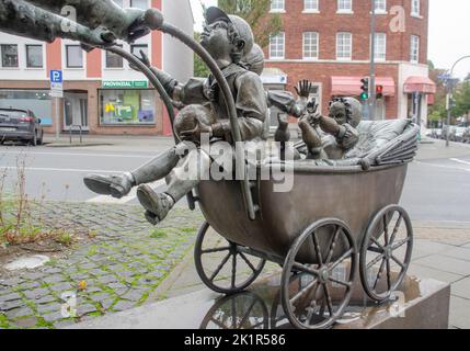 Aachen April 2021: Eine schöne Skulptur im Aachener Markenviertel. Mit Kind und Kegel. Aus Bronze stammt der Aachener Bonifatius Stirnberg Stockfoto