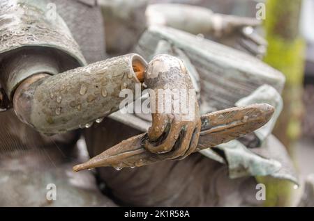 Aachen April 2021: Eine schöne Skulptur im Aachener Markenviertel. Mit Kind und Kegel. Aus Bronze stammt der Aachener Bonifatius Stirnberg Stockfoto