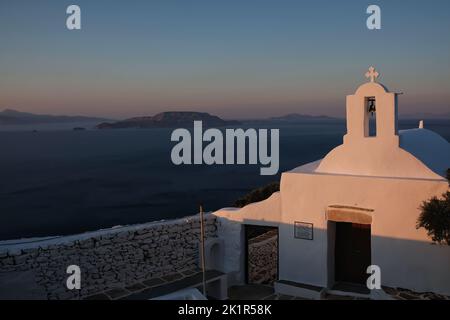 Blick auf das wunderschöne und weiß getünchte Paleokastro Kloster und die Ägäis im Hintergrund Stockfoto