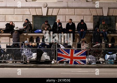 London, Großbritannien. 19. September 2022. Am Parliament Square warten Menschen über Nacht, um Königin Elizabeth II. In London zu verabschieden. Die Beerdigung fand in Westminster Abbey statt. Der Sarg wurde dann in einer Prozession zum Wellington Arch gebracht, wo er in einem Leichenwagen wieder begraben und dann nach Windsor gebracht wurde. Menschenmassen säumten die Straßen auf allen Routen. Die Königin ist in der St. George's Chapel in Windsor begraben. Kredit: SOPA Images Limited/Alamy Live Nachrichten Stockfoto