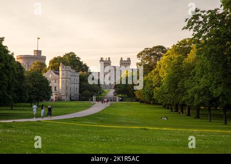 WINDSOR, ENGLAND, 14. JULI 2021. Windsor Castle, Cambridge Gate Entrance und The Long Walk, Windsor, Burkshire, England, Großbritannien Stockfoto