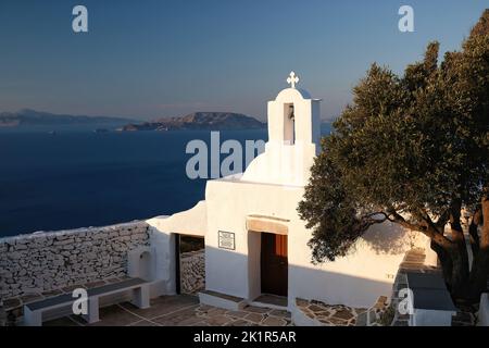 Blick auf das wunderschöne und weiß getünchte Paleokastro Kloster und die Ägäis im Hintergrund Stockfoto