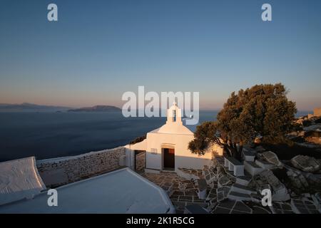 Blick auf das wunderschöne und weiß getünchte Paleokastro Kloster und die Ägäis im Hintergrund Stockfoto