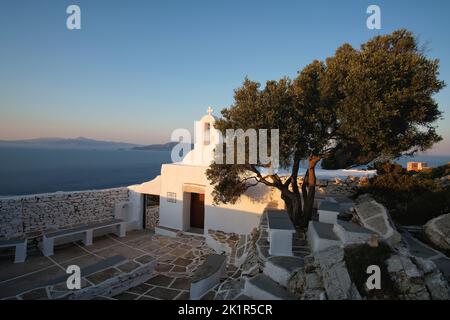 Blick auf das wunderschöne und weiß getünchte Paleokastro Kloster und die Ägäis im Hintergrund Stockfoto