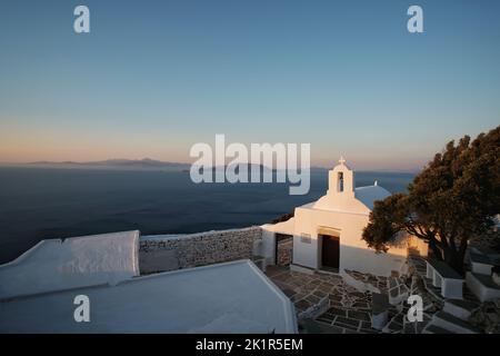 Blick auf das wunderschöne und weiß getünchte Paleokastro Kloster und die Ägäis im Hintergrund Stockfoto