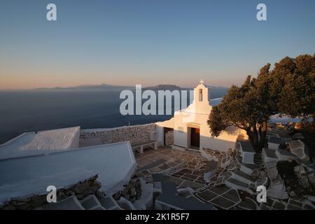 Blick auf das wunderschöne und weiß getünchte Paleokastro Kloster und die Ägäis im Hintergrund Stockfoto