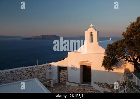 Blick auf das wunderschöne und weiß getünchte Paleokastro Kloster und die Ägäis im Hintergrund Stockfoto