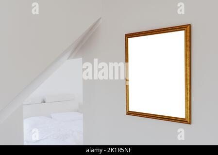 Leerer Mockup-Kopierraum in goldfarbenem Holzbildrahmen, der an der Schlafzimmerwand hängt, selektiver Fokus Stockfoto