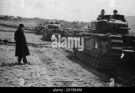 Winston Churchill inspiziert den neuen Panzer Churchill. 1942