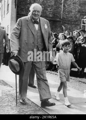 Winston Churchill mit seinem Enkel Nichola Soames. 1952 Stockfoto