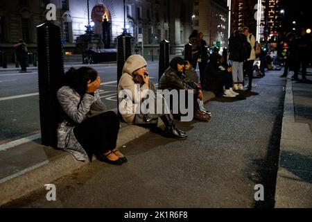 London, Großbritannien. 19. September 2022. Die Leute warten am Tor der Westminster Bridge und hoffen, Zugang zu erhalten, um den Sarg der Königin in London zu besuchen. Das Department for Digital, Culture, Media, and Sport (DCMS) gab bekannt, dass am 18. September 2022 um 22:41 Uhr die Warteschlange für das „Liegenbleiben“ ihrer Majestät der Königin für neue Teilnehmer geschlossen wurde. Dennoch folgten einige Leute der Schlange und kamen um 0143 Uhr an der Westminster Bridge an, in der Hoffnung, eine Chance zu haben, ihren Respekt zu erweisen. Kredit: SOPA Images Limited/Alamy Live Nachrichten Stockfoto