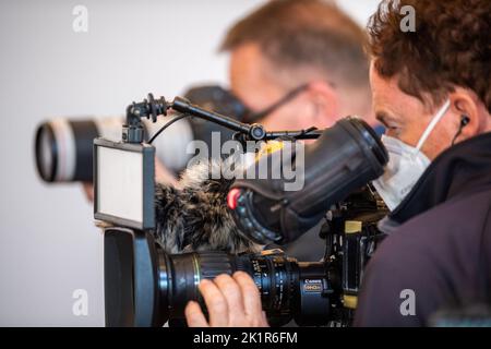 20. September 2022, Niedersachsen, Osnabrück: Fernseh- und Fotojournalisten stehen auf einer Pressekonferenz. Foto: Lino Mirgeler/dpa Stockfoto