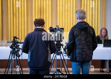 20. September 2022, Niedersachsen, Osnabrück: Fernseh- und Fotojournalisten stehen auf einer Pressekonferenz. Foto: Lino Mirgeler/dpa Stockfoto