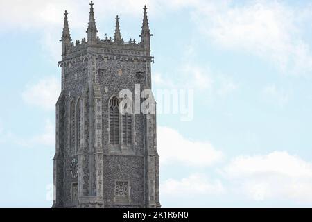 Der Turm der Kirche St. Peter & St. Paul ist gegen den Himmel in Cromer, Norfolk, Großbritannien, abgebildet. Stockfoto