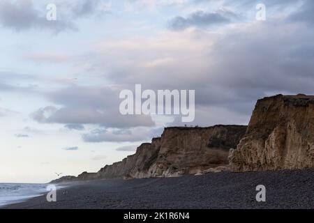 Klippen sind in Weybourne, Norfolk am Bankfeiertag Montag, 19.. September 2022 gesehen. Stockfoto