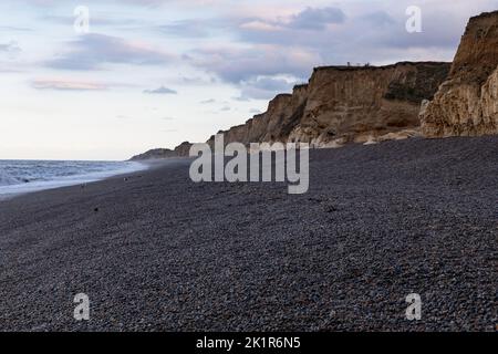 Klippen sind in Weybourne, Norfolk am Bankfeiertag Montag, 19.. September 2022 gesehen. Stockfoto