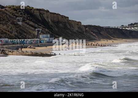 Die Küste ist nördlich des Cromer Pier in Richtung Seaview Caravan Park am Feiertag Montag, 19.. September 2022 abgebildet. Stockfoto