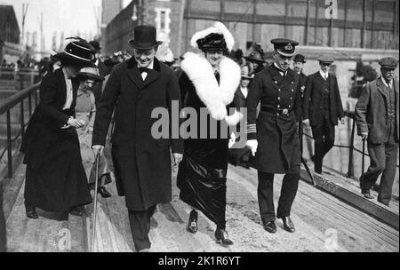 Winston Churchill als erster lord der Admiralität mit seiner Frau Clementine beim Start des Schlachtschiffs „Iron Duke“ in Portsmouth 1912 Stockfoto