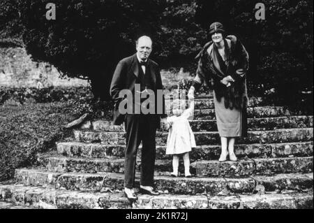Winston Churchill mit seiner Frau Clementine und ihrer zweijährigen Tochter Mary. Chartwell 1924 Stockfoto