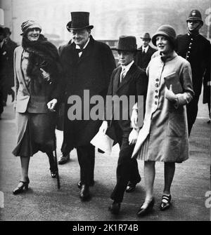 Winston Churchill mit seinen beiden Kindern Randolph und Diana und seiner Frau Clementine. 1926 Stockfoto