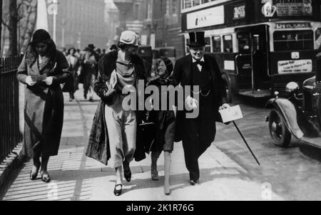 Winston Churchill mit seiner Frau Clementine und Tochter Mary auf dem Weg zu den Siver Jubilee Feiern von König George V. und Königin Mary 1935 Stockfoto