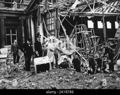 Winston Churchill und der König und die Königin inspizieren Bombenschäden am Buckingham Palace. September 1940 Stockfoto