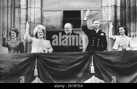 Winston Churchill mit dem König, Königin Prinzessin Elizabeth und Prinzessin Margaret auf dem Balkon des Buckingham Palace. V.E. Tag, 8.. Mai 1945 Stockfoto