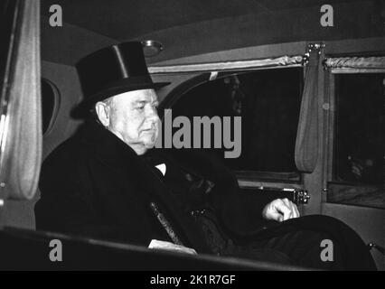 Winston Churchill verlässt den St. James's Palace nach einer Sitzung des Beitrittsrates nach dem Tod des Königs. 6.. Februar 1952 Stockfoto