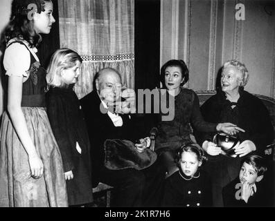 Winston Churchill mit seiner Familie am Scala Theatre, London. 1958 Stockfoto
