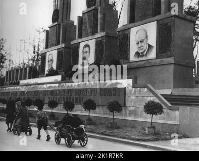 Winston Churchill, Präsident Truman und Marshall Stalin lassen ihre Bilder auf einem sowjetischen Denkmal in Berlin darstellen. 1945 Stockfoto